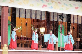 雨の中で神事を執り行う子どもたち＝西宮神社