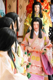 八乙女姿で神事に参列する女性たち＝西宮神社（提供）