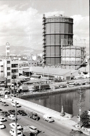 「尼崎のランドマーク」と呼ばれたガスタンク＝１９６８年（尼崎市立地域研究史料館提供）