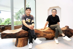 隈研吾さんがデザインし、棚田康司さん（右）、三沢厚彦さん（左）が手がけたクスノキの椅子＝伊丹市宮ノ前２、市立伊丹ミュージアム