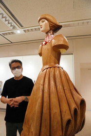 棚田さんが手がけた「暦のトルソ　桜の少女」。サクラをイメージした装飾は、ワークショップで市民が持ち寄ったものだ