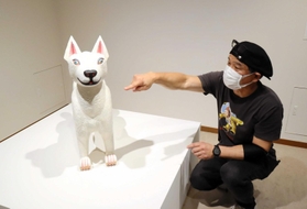「見る角度によって、体つきや表情が変化する」と説明する三沢厚彦さん