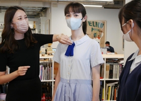 デザイナーから校章に代わるアイテムの提案を受ける小林聖心女子学院の生徒＝神戸市中央区磯上通４