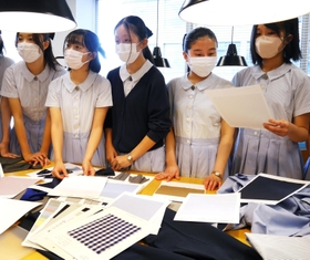 生地見本やデザイン画を見る生徒＝神戸市中央区磯上通４