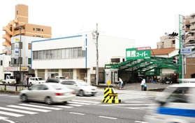 ダンス・パレスがあった場所にはスーパーや会社事務所が立っている＝尼崎市杭瀬南新町４　