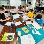 上映会に向けて作業をするボランティア（西宮市文化振興財団提供）