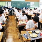 中学生活で初めての給食を味わう生徒たち＝川西南中学校