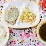 初日の給食はカレー、とんかつ、コールスローサラダ、玄米ご飯、牛乳＝川西南中学校