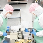 給食センター内にあるアレルギー室では、２８品目のアレルギー対応を行う（川西市提供）