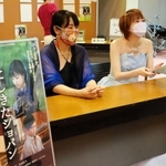 上映後、サインに応じる竹本祥乃監督（左）とピアニストの野々村亜梨沙さん＝西宮市民会館アミティ・ベイコムホール