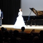 上映前にあいさつする（左から）近藤修平プロデューサー、野々村亜梨沙さん、竹本祥乃監督＝西宮市民会館アミティ・ベイコムホール