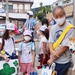 通学中の児童を見守る塩谷真さんと柴犬のおかき＝西宮市苦楽園五番町