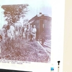 ハンセン病患者を療養所まで送る通称「お召列車」などの写真を示して隔離政策の問題を語る畑野研太郎・邑久光明園名誉園長＝園田東生涯学習プラザ