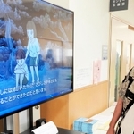 ハンセン病の元患者と家族のエピソードを元にした啓発ＤＶＤに見入る人たち＝尼崎市食満５、園田東生涯学習プラザ