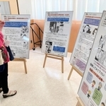 ハンセン病問題を伝える漫画「麦ばあの島」から学ぶパネル展を見る市民＝尼崎市食満５、園田東生涯学習プラザ