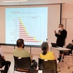 ハンセン病患者の被害体験の聴き取り結果などを見せ、問題を語る畑野研太郎・邑久光明園名誉園長＝尼崎市食満５、園田東生涯学習プラザ