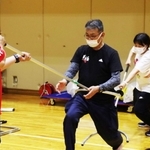 刺股も使い方次第。不審者役を務めた倉成進警部補を前後から押さえ込む教員ら＝西宮市立西宮支援学校