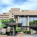 宝塚市が建て替えを検討している宝塚市立病院＝宝塚市小浜４