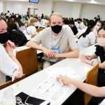 自己紹介をする関西学院大学の学生と交換留学生＝西宮市上ケ原一番町