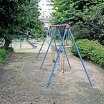 南北に細長い形をした出屋敷西公園。北側（奥）には高架を走る電車が見える＝尼崎市南竹谷町２