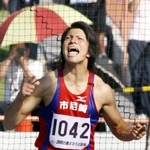 陸上男子円盤投げ　５２メートル３３の大会新記録で優勝した市尼崎のディーン元気＝奈良市鴻ノ池陸上競技場