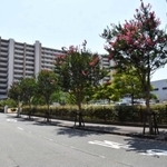 尼崎精工跡地の現在の様子。工場やマンションが豊かな緑とともに立ち並ぶ＝尼崎市金楽寺町　