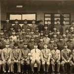 昭和１５、１６年ごろに尼崎精工で撮影された記念写真。勤務していた聴覚障害者らが写る（尼崎市立地域研究史料館提供）
