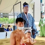 取組後も泣きやまない赤ちゃん＝越木岩神社