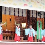 雨の中で神事を執り行う子どもたち＝西宮神社