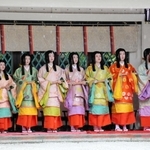 雨の中、八乙女姿で神事に参列する女性たち＝西宮神社