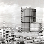 「尼崎のランドマーク」と呼ばれたガスタンク＝１９６８年（尼崎市立地域研究史料館提供）