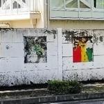 以前の壁面。塗装は剥がれ、汚れが目立つ＝宝塚市美座１（宝塚市提供）
