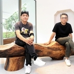 隈研吾さんがデザインし、棚田康司さん（右）、三沢厚彦さん（左）が手がけたクスノキの椅子＝伊丹市宮ノ前２、市立伊丹ミュージアム