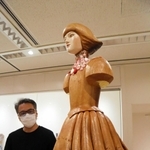 棚田さんが手がけた「暦のトルソ　桜の少女」。サクラをイメージした装飾は、ワークショップで市民が持ち寄ったものだ