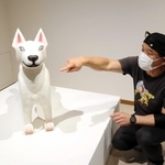 「見る角度によって、体つきや表情が変化する」と説明する三沢厚彦さん