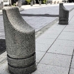 酒蔵通りにある車止め＝伊丹市内