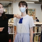 デザイナーから校章に代わるアイテムの提案を受ける小林聖心女子学院の生徒＝神戸市中央区磯上通４