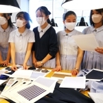 生地見本やデザイン画を見る生徒＝神戸市中央区磯上通４