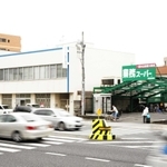 ダンス・パレスがあった場所にはスーパーや会社事務所が立っている＝尼崎市杭瀬南新町４　