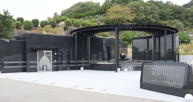 芦屋市霊園内にある合葬式墓地＝芦屋市朝日ケ丘町