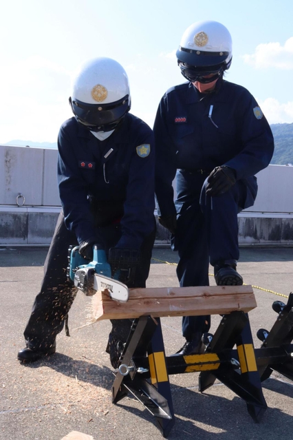 チェーンソーで障害物を切断する署員ら＝芦屋市公光町、芦屋署
