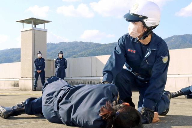 負傷者の安否を確認する署員ら＝芦屋署