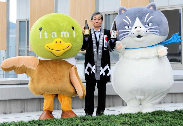 新庁舎で藤原保幸伊丹市長（中央）とたみまる（左）と記念撮影をするマル＝伊丹市役所