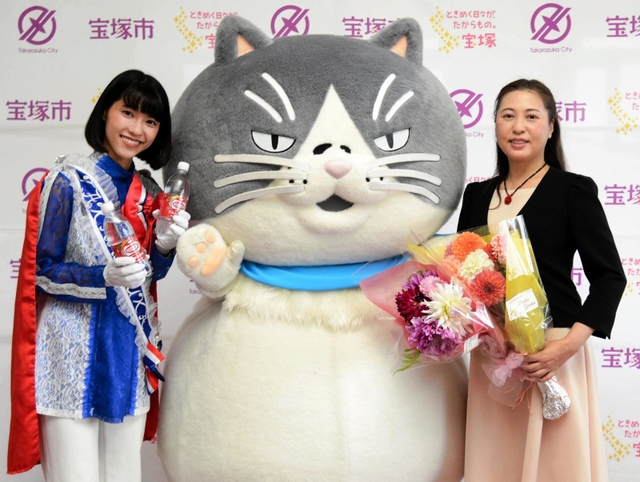 山崎晴恵宝塚市長（中央）とサファイアの御手洗菜々さん（左）と記念撮影をするマル＝宝塚市役所