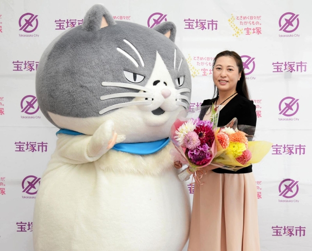 宝塚の市花「ダリア」をマルに贈呈する山崎晴恵市長＝宝塚市役所