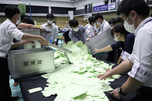 川西市議選挙の開票作業をする職員＝１６日午後、川西市向陽台１、川西市市民体育館