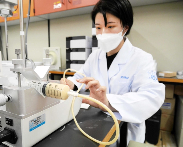 豆腐を用いた３Ｄプリンター用インクの研究に取り組む平原千聖さん＝西宮市池開町