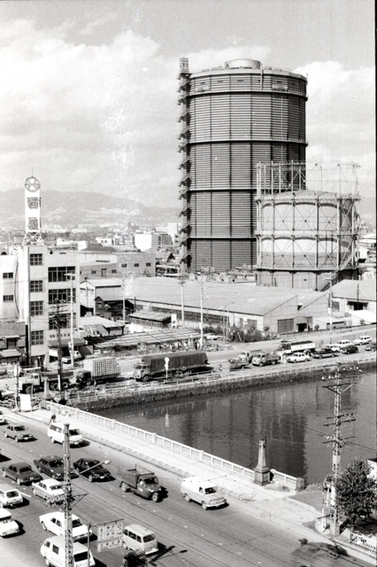 「尼崎のランドマーク」と呼ばれたガスタンク＝１９６８年（尼崎市立地域研究史料館提供）