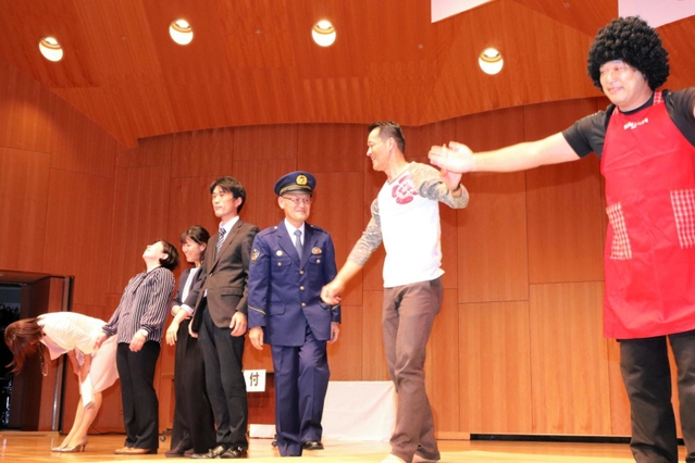 寸劇を終えて観客にあいさつする警察官たち＝伊丹アイフォニックホール