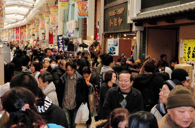 正月準備をしに来た買い物客らでにぎわう三和本通商店街＝２０１７年１２月、尼崎市神田南通３